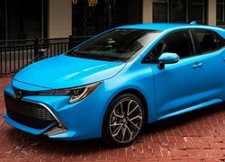 Niebieska, Toyota Corolla Hatchback, Ulica, Domy