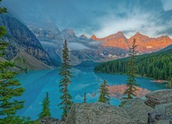 Park Narodowy Banff, Dolina Dziesięciu Szczytów, Góry, Jezioro Moraine, Świerki, Skały, Prowincja Alberta, Kanada