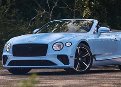 Niebieski Bentley Continental GT przodem