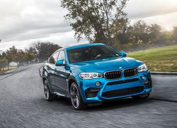 Niebieski BMW X6 M rocznik 2015