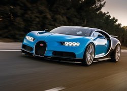 Niebieski Bugatti Chiron na drodze
