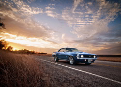 Niebieski Chevrolet Camaro SS rocznik 1969 na szosie