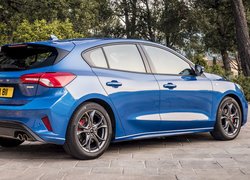 Niebieski Ford Focus ST bokiem