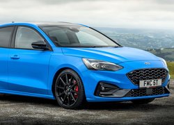 Niebieski Ford Focus ST rocznik 2021