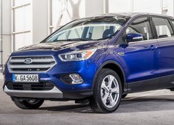 Niebieski Ford Kuga