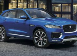 Niebieski Jaguar F-Pace bokiem