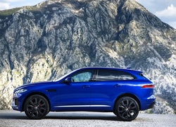 Niebieski Jaguar F-Pace S rocznik 2016 w górach