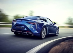 Niebieski Lexus LC 500h podczas skrętu w prawo