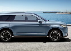 Niebieski Lincoln Navigator bokiem
