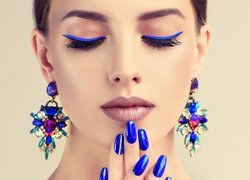 Niebieski makijaż i manicure