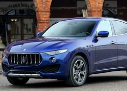 Niebieski Maserati Levante