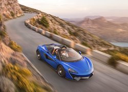 Niebieski McLaren 570S Spider na drodze