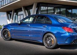 Niebieski Mercedes-AMG C63