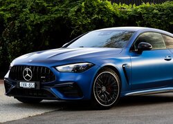 Niebieski Mercedes-AMG CLE 53 Coupe bok i przód