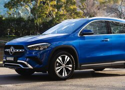 Niebieski Mercedes-Benz GLA