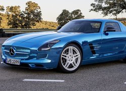 Niebieski Mercedes-Benz SLS AMG