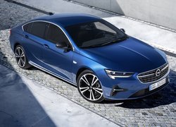 Niebieski Opel Insignia
