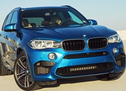 Niebieski samochód BMW X5 M rocznik 2015