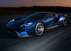 Niebieski samochód marki Ford GT rocznik 2016