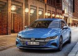 Niebieski Volkswagen Arteon na ulicy