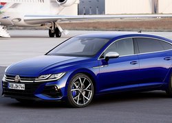 Niebieski Volkswagen Arteon R bokiem