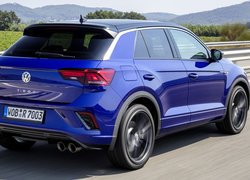 Niebieski Volkswagen T-Roc tyłem