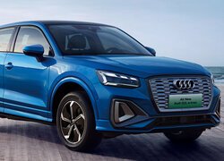 Niebieskie Audi Q2 L e-tron