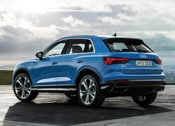 Niebieskie Audi Q3