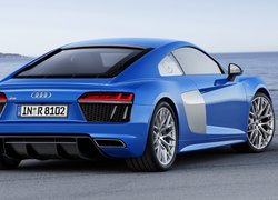 Niebieskie Audi R8 nad morzem