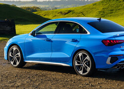 Niebieskie Audi S3 Saloon