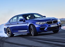 Niebieskie BMW M5 F90