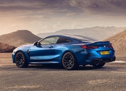 Niebieskie BMW M8 na tle gór