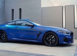 Niebieskie BMW M850i bokiem