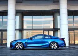 Niebieskie BMW M850i seria 8