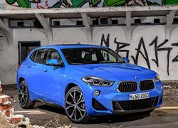 Niebieskie BMW X2 rocznik 2018