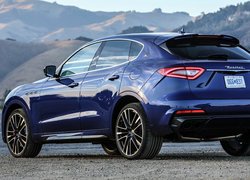 Niebieskie Maserati Levante Trofeo