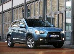 Niebieskie Mitsubishi ASX Crossover