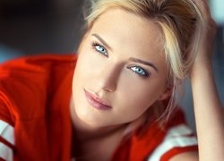 Niebieskie oczy blondynki