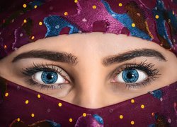 Niebieskie oczy kobiety o zasłoniętej twarzy