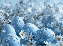 Niebieskie pisanki i białe kwiaty