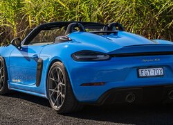 Niebieskie Porsche 718 Spyder