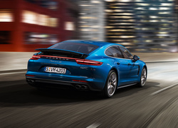 Niebieskie Porsche Panamera 4S