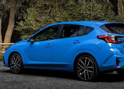 Niebieskie Subaru Impreza Sport