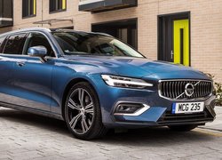 Niebieskie Volvo V60 rocznik 2018
