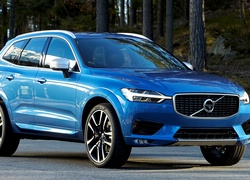 Niebieskie Volvo XC60 z 2017 roku