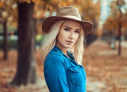 Niebieskooka blondynka w kapeluszu