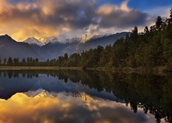 Nowa Zelandia, Góry Alpy Południowe, Ośnieżone szczyty, Jezioro Mapourika, Chmury, Las, Odbicie