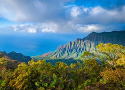 Niebo z białymi chmurami nad doliną Kalalau Valleyna na Hawajach