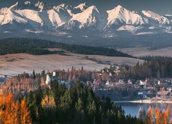 Niedzica i ośnieżone Tatry