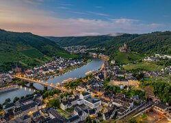 Niemcy, Miasto, Cochem, Domy, Światła, Wieczór, Rzeka Mozela, Most, Wzgórza, Las, Drzewa